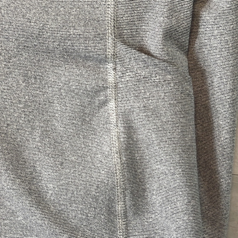 Banana Republic Athletic leggings / side pockets Light Grey NWOT Size L - Picture 3 of 12
